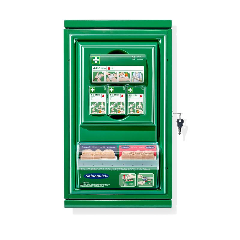Une armoire à pharmacie Cederroth Mini (métallique) verte, montée au mur, de Orkla Wound Care AB, avec mode d'emploi sur le devant, serrure à clé et compartiment métallique transparent contenant divers pansements adhésifs. Taille : L 260 x H 440 x P 170mm.