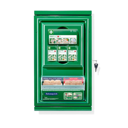 Une armoire à pharmacie Cederroth Mini (métallique) verte, montée au mur, de Orkla Wound Care AB, avec mode d'emploi sur le devant, serrure à clé et compartiment métallique transparent contenant divers pansements adhésifs. Taille : L 260 x H 440 x P 170mm.
