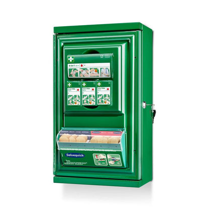 L'armoire à pharmacie Cederroth Mini (métallique) verte de Orkla Wound Care AB (L 260 x H 440 x P 170 mm) dispose de compartiments de stockage, d'un guide illustré, d'un tableau de pansements Salvequick transparent et d'une serrure à clé sur le côté droit.