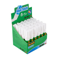 Una confezione espositiva verde e blu aperta della 3M Deutschland GmbH mostra diverse colla in stick Scotch® Permanent con cappuccio bianco, 8 g | 1 pezzo, con un marchio ben visibile e le informazioni sul prodotto stampate.