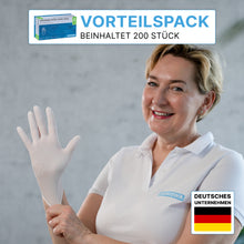 Eine lächelnde Frau in einem weißen Polo zieht einen ARNOMED NITRIL WHITE 200er Nitrilhandschuh von ARNOWA GmbH an. Oben steht "Vorteilspack beinhaltet 200 Stück". Im Bild: die 200er Sparpackung und eine deutsche Flagge mit "Deutsches Unternehmen".