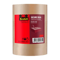 Un rotolo di nastro adesivo da imballaggio Scotch®, per una chiusura sicura, 50 mm x 66 m, prodotto da 3M Deutschland GmbH, è provvisto di un’etichetta rossa con le informazioni sul prodotto e un codice a barre; il nastro è trasparente.