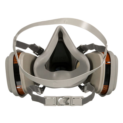 Frontalansicht der grau-orangen 3M™ Atemschutzmaske 6003KIT-1 von 3M Deutschland GmbH mit zwei A2P3-Filtern für organische Dämpfe, verstellbaren Gurten und einem Ausatemventil aus Kunststoff.