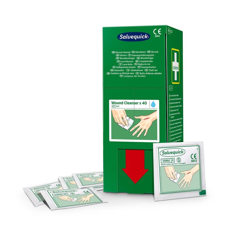 Eine grüne Schachtel von Orkla Wound Care AB's Salvequick savett wundreiniger (0,9% naci, steril) 40 Stück steht aufrecht mit einzelnen Beuteln davor; beide zeigen eine Hand, die mit einem Wischtuch gereinigt wird.