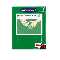 Una confezione verde del prodotto Salvequick savett per la pulizia delle ferite (0,9% di NaCl, sterile) di Orkla Wound Care AB, in confezione da 20 pezzi. Sul fronte è raffigurato un altro prodotto per la pulizia delle mani con una salvietta, il simbolo di una goccia d’acqua e il numero di riferimento 323700.