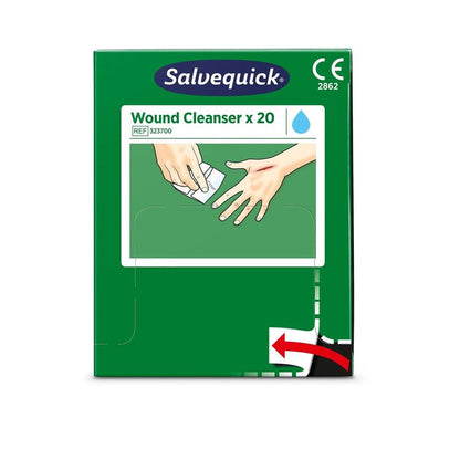 Une boîte verte de Salvequick savett nettoyant pour plaies (0,9% NaCl, stérile) d'Orkla Wound Care AB, paquet de 20 pièces. Le devant montre une autre main nettoyant avec une lingette, un symbole de goutte d'eau et le numéro de référence 323700.