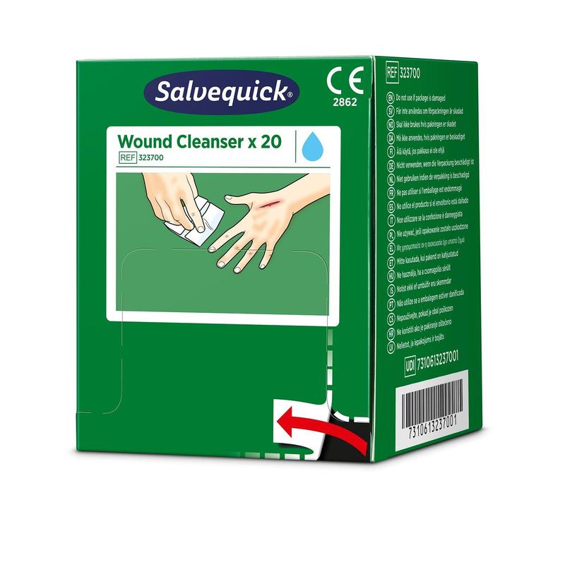 Une boîte verte avec Salvequick savett nettoyant pour plaies (0,9% NaCl, stérile) 20 pièces d'Orkla Wound Care AB, avec une illustration de mains nettoyant une plaie, et des détails du produit et un code-barres visibles sur l'emballage.