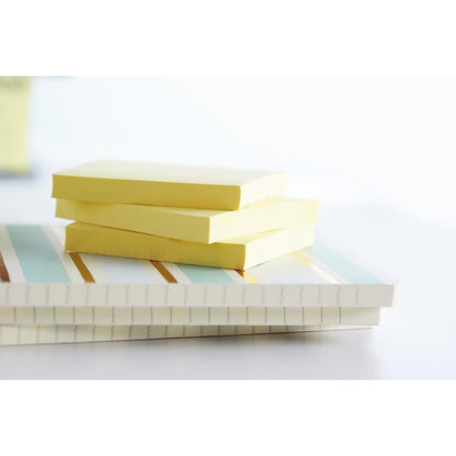 Drei Stapel 3M Post-it® Recycling Z-Notes (gelb, 76x76 mm, 100 Blatt/Block, 6 Blöcke/Packung, 100% PEFC) sind auf zwei gestreiften Notizbüchern vor einem weißen Hintergrund platziert.