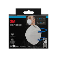 Una confezione di mascherine antiparticolato 3M™ 8810, FFP2, senza valvola, prodotta da 3M Deutschland GmbH. La confezione contiene 3 mascherine con protezione FFP2, in grado di filtrare almeno il 94% delle particelle e dotate di clip nasale regolabile. L’immagine mostra una persona che indossa la mascherina.