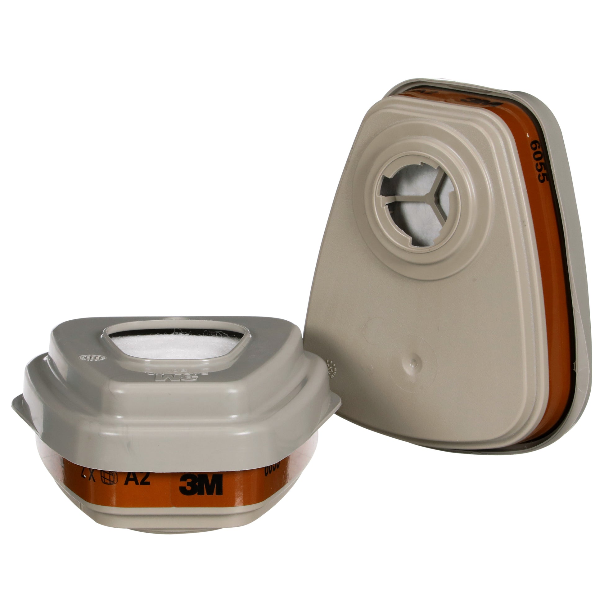 Zwei beigefarbene 3M™ Filtersätze 6002-1SP (A2P2, 2x6055, 2x5925, 2x501) von 3M Deutschland GmbH: einer steht aufrecht und zeigt die Vorderseite, der andere liegt flach und zeigt den oberen Filter - ideal für organische Dämpfe.