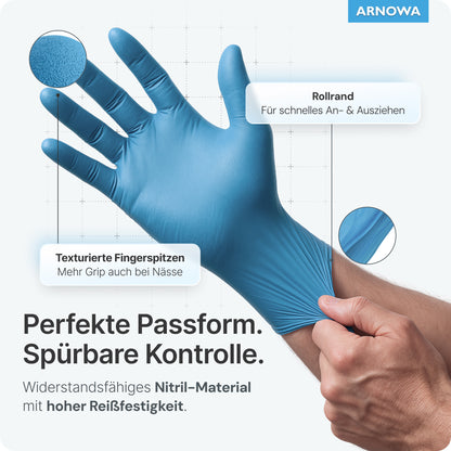 Ein Benutzer trägt ARNOMED NITRIL BLUE Reißfeste Einmalhandschuhe aus Nitril von ARNOWA GmbH, die sich durch strukturierte Fingerspitzen, eine glatte Abrollkante und einen guten Sitz auszeichnen. Deutsche Etiketten vermerken reißfesten Sitz, gute Kontrolle und hohe Haltbarkeit.