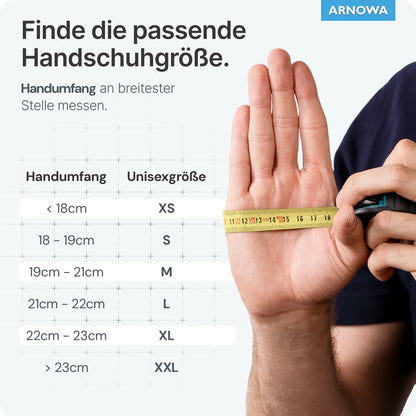 Eine Hand wird an ihrer breitesten Stelle mit einem gelben Band neben einer deutschen Größentabelle für ARNOMED NITRIL BLUE Reißfeste Einmalhandschuhe aus Nitril in Blau von ARNOWA GmbH-Latexfreie Handschuhe in den Größen XS (<18 cm) bis XXL (>23 cm) gemessen.