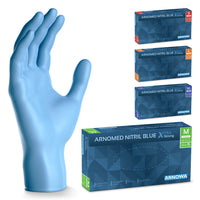 Un guanto monouso blu ARNOMED NITRIL BLUE XTRA STRONG della ARNOWA GmbH è posizionato in piedi accanto a quattro scatole blu, contrassegnate da un codice colore, contenenti guanti in nitrile extra spessi nelle taglie da S a XL.