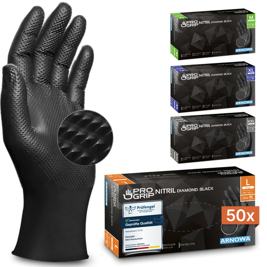 Un guanto monouso PROGRIP NITRIL DIAMOND BLACK della ARNOWA GmbH è esposto in posizione verticale e mostra la struttura antiscivolo a rombi. Sullo sfondo sono visibili tre scatole colorate di diverse dimensioni, ciascuna delle quali contiene 50 guanti per confezione.