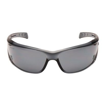 Les lunettes de protection 3M™ Virtua™ AP, verre gris de 3M Deutschland GmbH sont illustrées de face sur un fond blanc. Elles se distinguent par leur design enveloppant et leur protection oculaire fiable avec une monture noire et des verres gris.