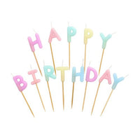 Das PAPSTAR Buchstabenkerzen-Set zeigt pastellfarbene Buchstabenkerzen mit dem Schriftzug "Happy Birthday" (8 cm), jeweils auf einem Holzstab. Erhältlich in den Farben rosa, gelb, blau, lila und grün. Verkauft in einem Karton mit 12 Packungen von PAPSTAR GmbH.