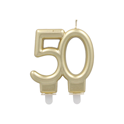 Die PAPSTAR Jubiläumskerzen mit Halter 7 cm "gold" von PAPSTAR GmbH ist eine goldfarbene Kerze in Form der Zahl 50 mit zwei weißen Kunststoffsockeln - ideal als Jubiläumskerzen Gold für Jubiläumsfeiern.