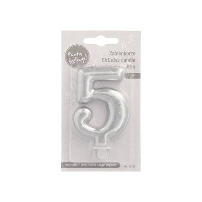 Die PAPSTAR GmbH Zahlenkerze mit Halter 7 cm "silber" ist eine metallische Zahlenkerze in Kunststoffverpackung mit englischem, deutschem und französischem Text. Sie verfügt über einen kleinen Halter an der Basis zum einfachen Aufstellen auf Torten.