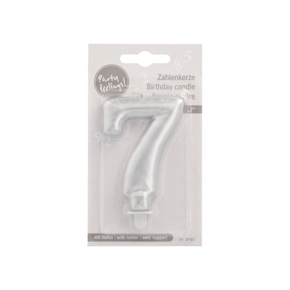 Die PAPSTAR GmbH Zahlenkerze mit Halter 7 cm "silber" ist eine silberne Nummer 7 Kerze, verpackt in klarem Kunststoff und Karton mit mehrsprachigem Text und einem Etikett, das darauf hinweist, dass die silberne Geburtstagskerze einen Halter enthält.