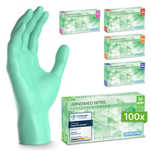 Ein aufrecht stehender ARNOMED NITRIL PEPPERMINT GREEN Bunte Einmalhandschuhe aus Nitril Mintgrün der ARNOWA GmbH ist ausgestellt, dahinter fünf bunte ARNOWA Handschuhboxen in unterschiedlichen Größen; die vordere Box ist mit "M, 100x, latexfrei" beschriftet.