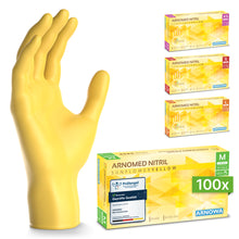 Ein gelber ARNOMED NITRIL SUNFLOWER YELLOW Einmalhandschuh der ARNOWA GmbH steht links aufrecht, rechts stehen latexfreie Boxen in XS, S, M und L. Jede Schachtel enthält 100 gelbe Nitril-Handschuhe.