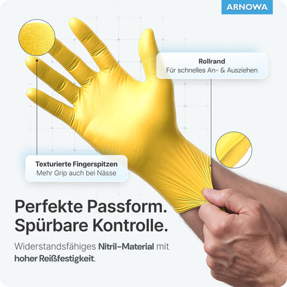 Eine Hand trägt einen ARNOMED NITRIL SUNFLOWER YELLOW Einmalhandschuh von ARNOWA GmbH. Die Etiketten zeigen die gerollte Manschette für eine einfache Handhabung und die strukturierten Fingerspitzen für einen guten Halt. Deutsche Infos: perfekte Passform, Kontrolle, hohe Reißfestigkeit, latexfrei.