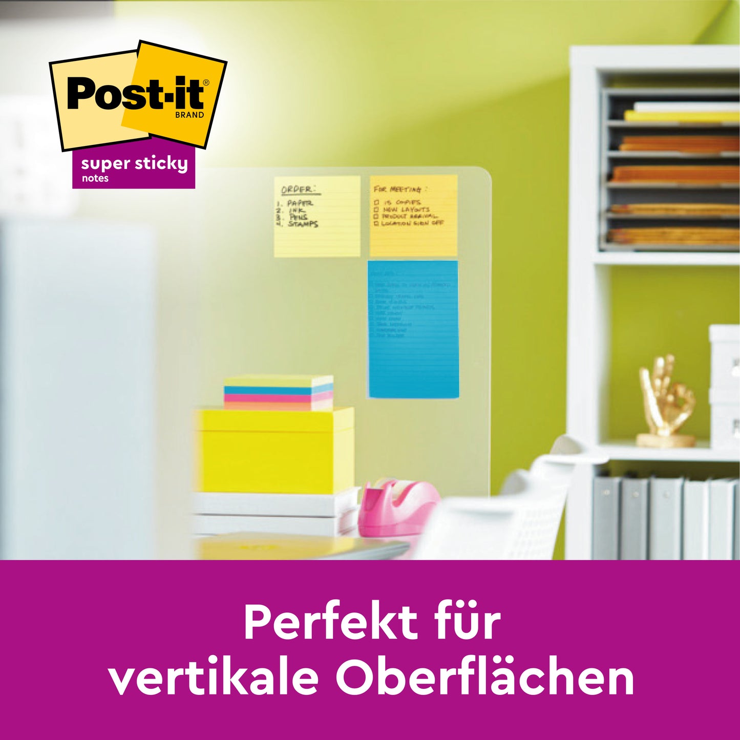 Eine Glastafel in einem Büro zeigt 3M Post-it® Super Sticky Notes im Großformat, liniert, 101 x 152 mm, in gelb, orange und blau. "Perfekt für vertikale Oberflächen" steht unten, das Produktlogo oben links. 100% PEFC-zertifiziert.
