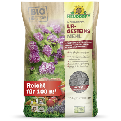 Ein 10-kg-Sack Neudorffs UrgesteinsMehl aus dem Neudorff Shop, etikettiert für 100 m², mit Hortensien- und Beerenmotiven, liefert natürliche Nährstoffe zur Steigerung der Bodenfruchtbarkeit und Verbesserung der Bodenqualität.
