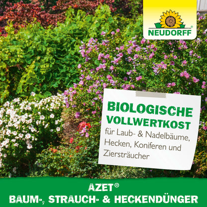 Ein lebendiger Garten mit grünen, blühenden Sträuchern und einem Schild mit der Aufschrift "Biologische Vollwertkost" und "Azet Baum-, Strauch- & HeckenDünger". In der oberen rechten Ecke ist das Logo des Neudorff Shops zu sehen.