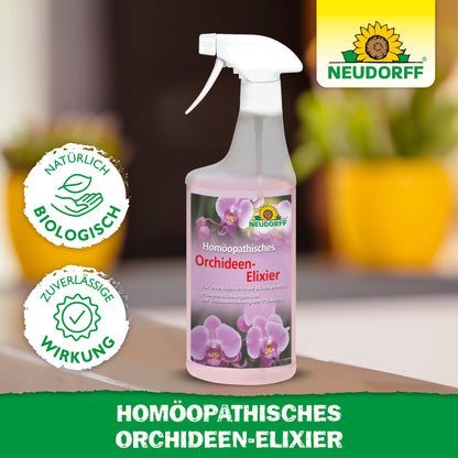 Eine Sprühflasche mit "Homöopathischem Orchideen-Elixier" aus dem Neudorff Shop, auf deren Etikett rosa Orchideen abgebildet sind. Der unscharfe Hintergrund zeigt gelbe Pflanzgefäße und grüne Pflanzen. Ein ideales Pflegemittel für Orchideen.