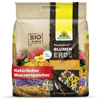 Ein 40-Liter-Sack NeudoHum BlumenErde von Neudorff Shop für Gartenpflanzen, hervorgehoben als torffreie, vegane, umweltfreundliche Blumenerde mit natürlichem Wasserspeicher, bunten Blumen auf der Verpackung und Öko-Labels.
