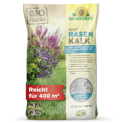Ein 20 kg-Sack Neudorff Shop Azet RasenKalk mit BIO-Etikett, reicht für 400 m², hilft gegen Moos in sauren Rasenflächen. Die Verpackung zeigt Gras, Blumen, einen Hund und weist auf die Eignung für Rasen hin.