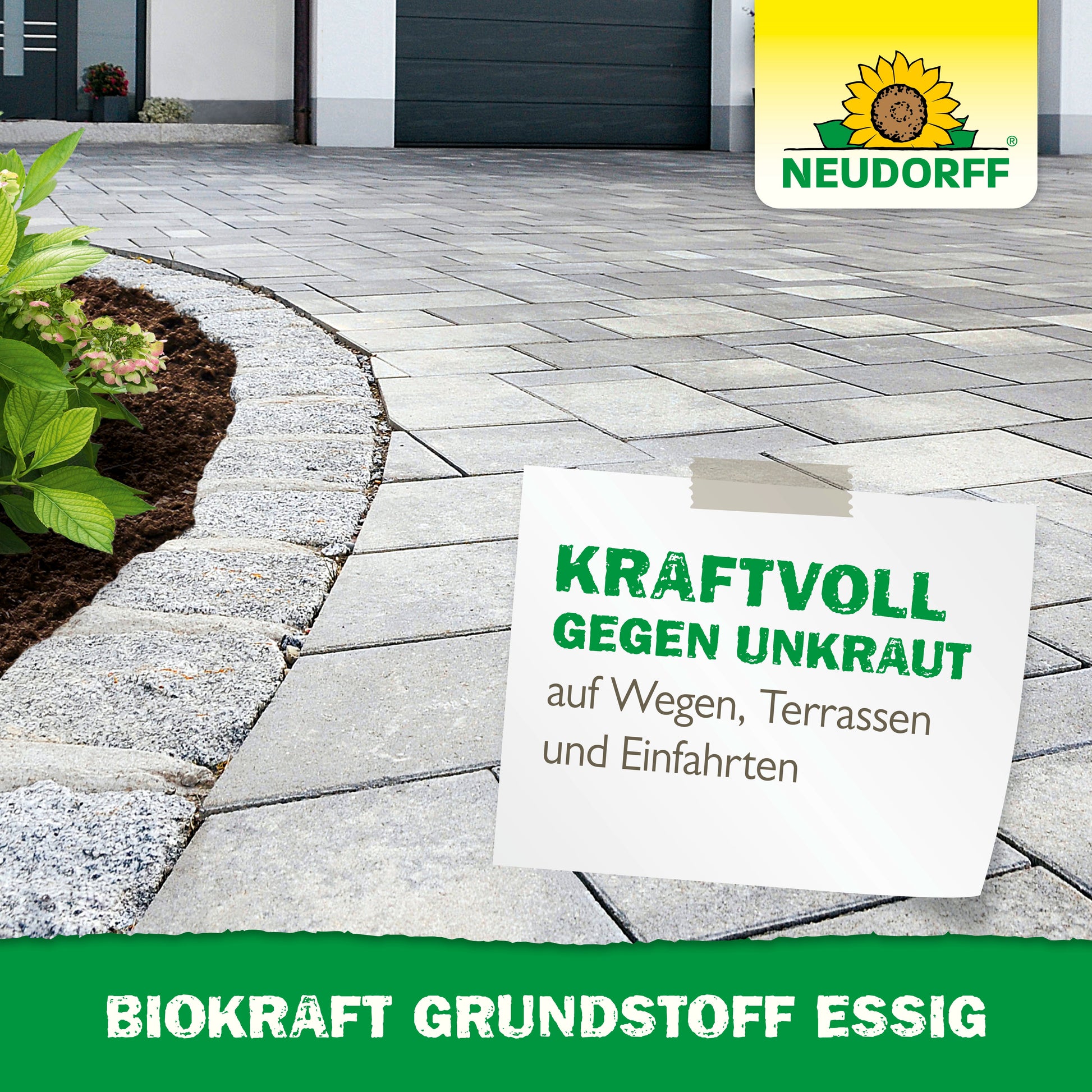 Eine gepflasterte Einfahrt neben einem gemulchten Gartenbeet mit Grünpflanzen. Ein Belag wirbt für BioKraft Grundstoff Essig von Neudorff Shop für unkrautfreie Terrassen, Wege und Einfahrten. Text: "KRAFTVOLL GEGEN UNKRAUT.