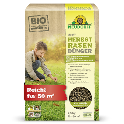 Eine 2,5 kg-Packung Neudorff Shop Azet HerbstRasenDünger ist in einer beige-grünen Verpackung abgebildet, die ein Kind beim Düngen des Rasens zeigt. Dieser organische Dünger reicht für 50 m² und weist auf dem Etikett auf seine natürlichen Inhaltsstoffe hin.