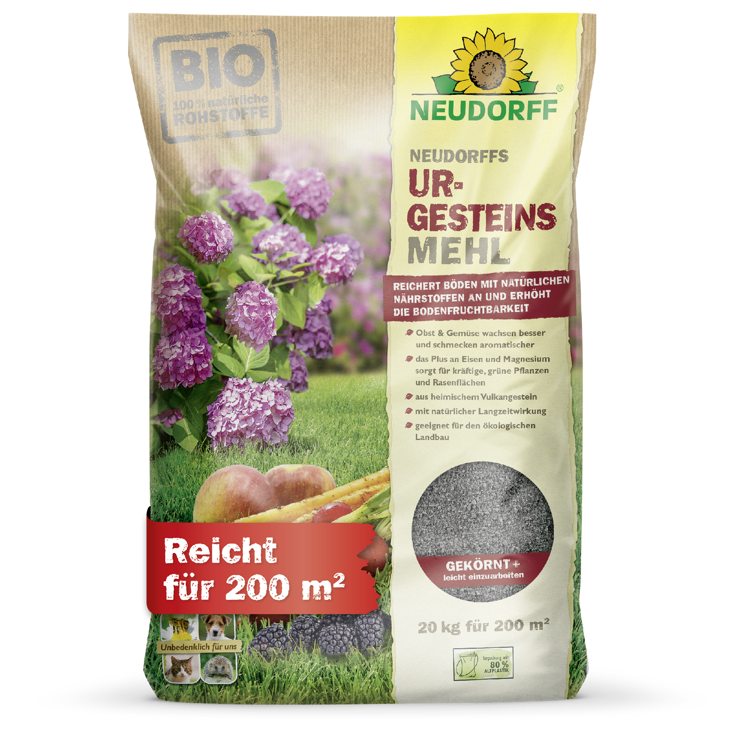 Ein 20-kg-Sack Neudorffs UrgesteinsMehl aus dem Neudorff Shop, abgebildet mit violetten Blumen, Möhren und Bodenbildern. Der Sack mit der deutschen Aufschrift deckt 200 m² ab und enthält Mineralpulver für die Verwendung im Boden.