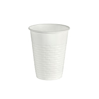 Un gobelet « Weiß PS » de Duni GmbH, gobelet jetable en plastique présentant un gaufrage en lignes sur le fond, sur fond blanc. Conditionnement : 100 pièces par paquet.