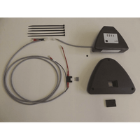 Das IntelliTrail - Montageset für swingo 350/455 von Diversey Deutschland GmbH & Co. OHG enthält ein schwarzes Gerät mit Kabel, eine dreieckige Abdeckung, vier Kabelbinder, ein langes graues Kabel mit Steckern und eine kleine Sicherung auf weißem Grund.