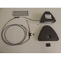 Das IntelliTrail - Montageset für swingo 350/455 von Diversey Deutschland GmbH & Co. OHG enthält ein schwarzes Gerät mit Kabel, eine dreieckige Abdeckung, vier Kabelbinder, ein langes graues Kabel mit Steckern und eine kleine Sicherung auf weißem Grund.