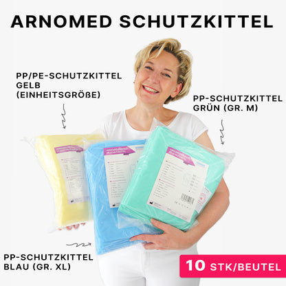 Eine lächelnde Person hält drei verpackte ARNOMED PROTECT PP-SCHUTZKITTEL Einweg Schutzkittel aus PP-Vlies der ARNOWA GmbH - gelb (Einheitsgröße), blau (XL) und grün (M); jede Packung enthält 10 Stück.