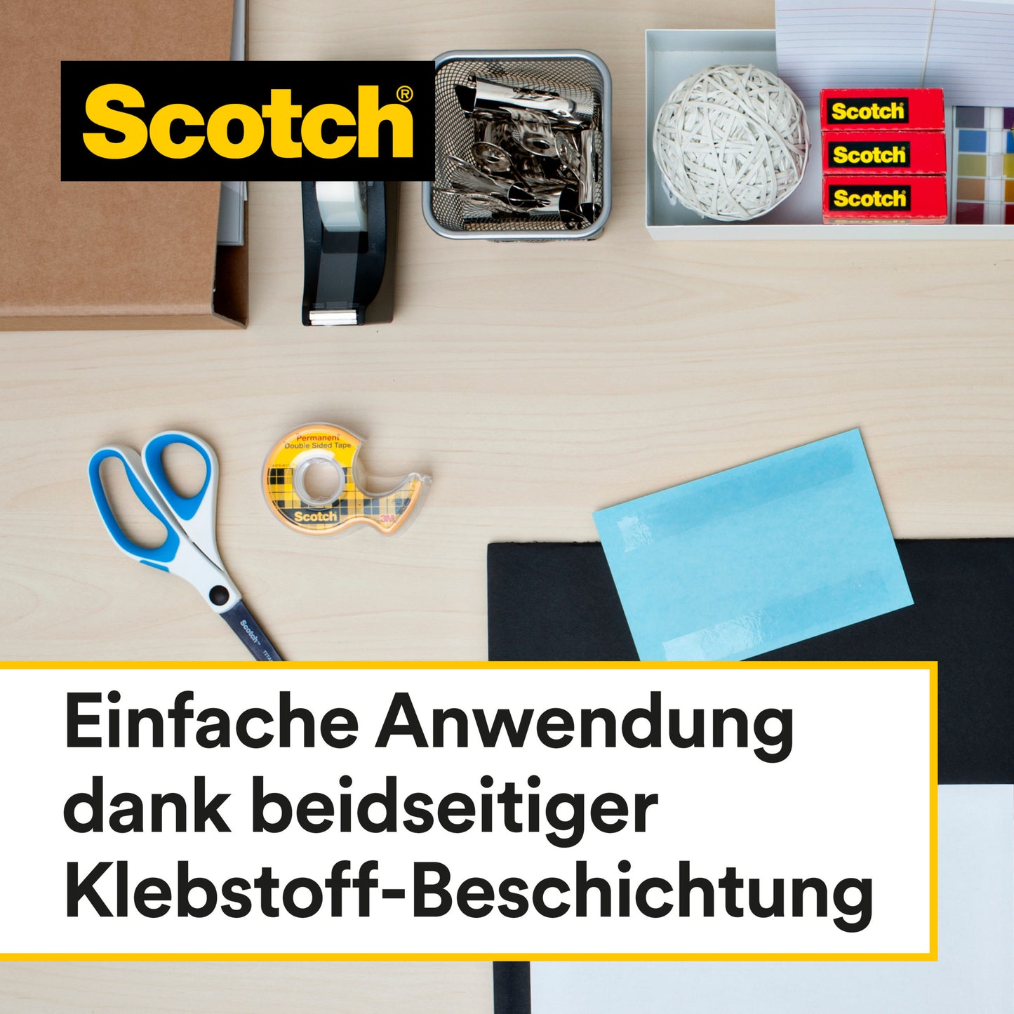 Ein Schreibtisch mit Büroartikeln wie Schere, Klebebandabroller, Scotch Klebeband, Gummibänder, Heftklammern und Scotch® doppelseitiges Klebeband (1 Rolle, 19 mm x 33 m) von 3M Deutschland GmbH.