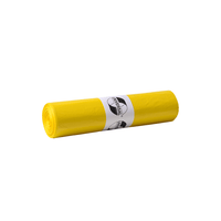Un rouleau de sacs poubelle jaunes DEISS 43002 (700 x 1 100 x 0,023 mm, 50 pièces) de la société EMIL DEISS KG (GmbH + Co.), munis d'une étiquette blanche avec un logo et un texte en noir. Idéal pour une gestion efficace des déchets sur un fond blanc.