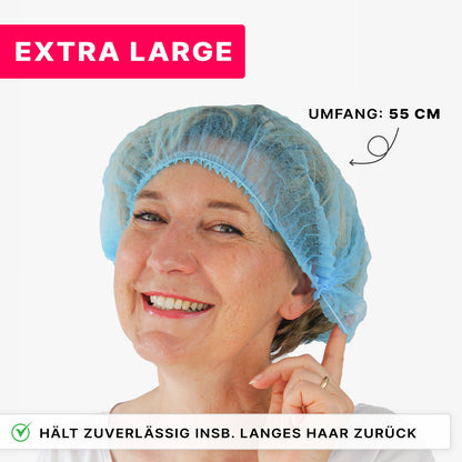 A woman smiles and wears an ARNOMED COVER PP-CLIP CAP XL from ARNOWA GmbH. The German text notes "EXTRA LARGE", 55cm circumference, and its reliable hold for long hair ensures optimal hygiene. Made of PP fleece for single use.