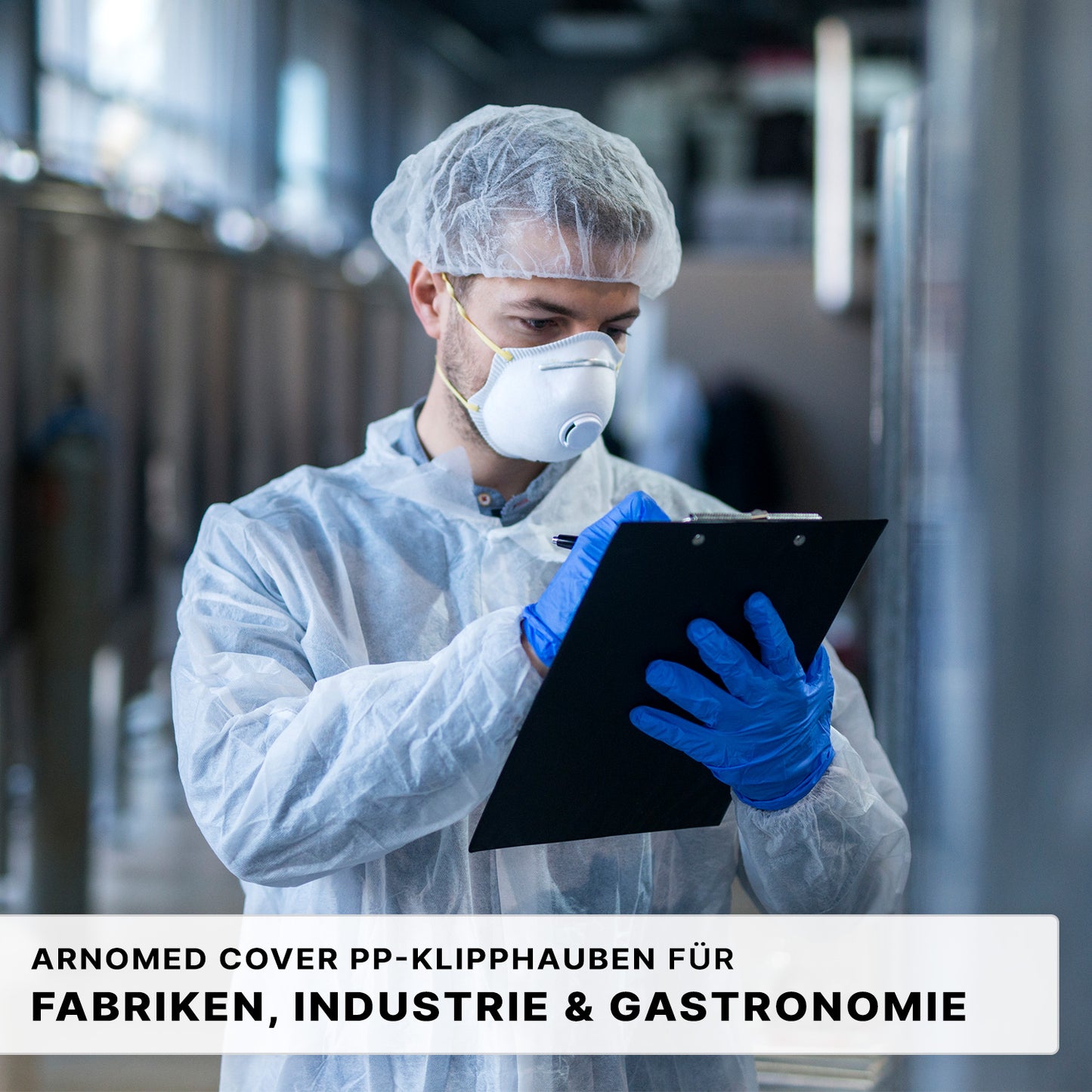 A person in protective clothing writes on a clipboard in an industrial environment. The German text below advertises ARNOMED COVER PP-CLIP CAP XL (55cm, PP fleece) from ARNOWA GmbH for optimal hygiene in businesses, industry, and gastronomy.