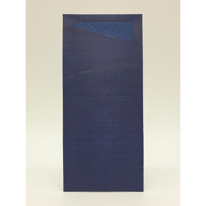 Ein hoher, rechteckiger, dunkelblauer Umschlag der Duni GmbH steht aufrecht vor einem schlichten Hintergrund. Die teilweise geöffnete Klappe gibt den Blick auf ein strukturiertes Innenfutter frei - ideal für die Aufnahme von Sacchetto Zelltuch 190 x 85 mm.