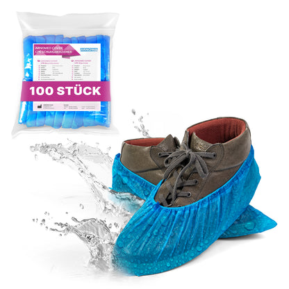 Ein Paar Schuhe mit ARNOMED Xtra Strong CPE Schuhüberziehern von ARNOWA GmbH läuft durch Wasser. Im Hintergrund ist ein Beutel mit 100 Stück der wasserdichten Einweg-Überzieher zu sehen.
