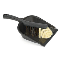 The Nölle Profi Brush Sweeping Set (Quality Blend) from Nölle Profi Brush Bürsten- & Pinseltechnik e.K. consists of a compact broom with light and dark bristles and a black dustpan; the handle can be stored inside the tray for easy storage.