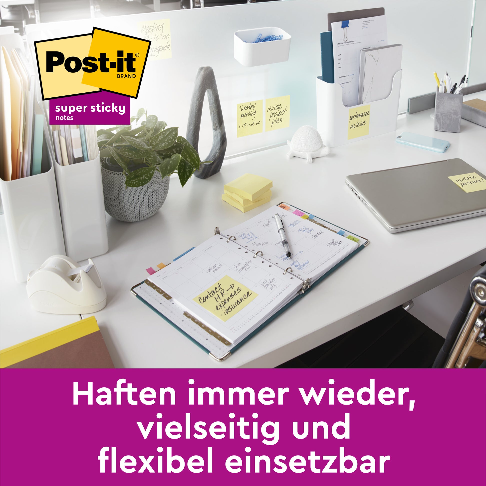 Auf einem modernen Schreibtisch stehen Büroartikel: ein Planer, ein Laptop, eine Pflanze und mehrere 3M Post-it® Super Sticky Notes in Gelb (47,6 mm x 47,6 mm). Der deutsche Text unten unterstreicht den flexiblen Einsatz dieser Zettel der 3M Deutschland GmbH.