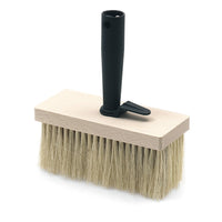 La brosse pour plafonds « Nölle Profi Brush » de la société Bürsten- & Pinseltechnik e.K. est dotée d'une base rectangulaire plate en bois de 17 x 7 cm, de poils en fibres naturelles résistants à la chaleur et d'un manche coudé en plastique noir.