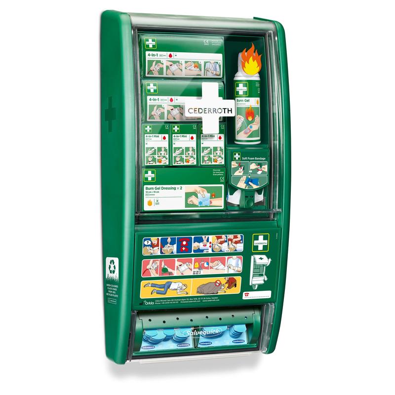 La stazione di primo soccorso & ustioni Cederroth di Orkla Wound Care AB contiene bende, gel per ustioni, cerotti, istruzioni illustrate, scomparti etichettati e un distributore di cerotti in una stazione verde.