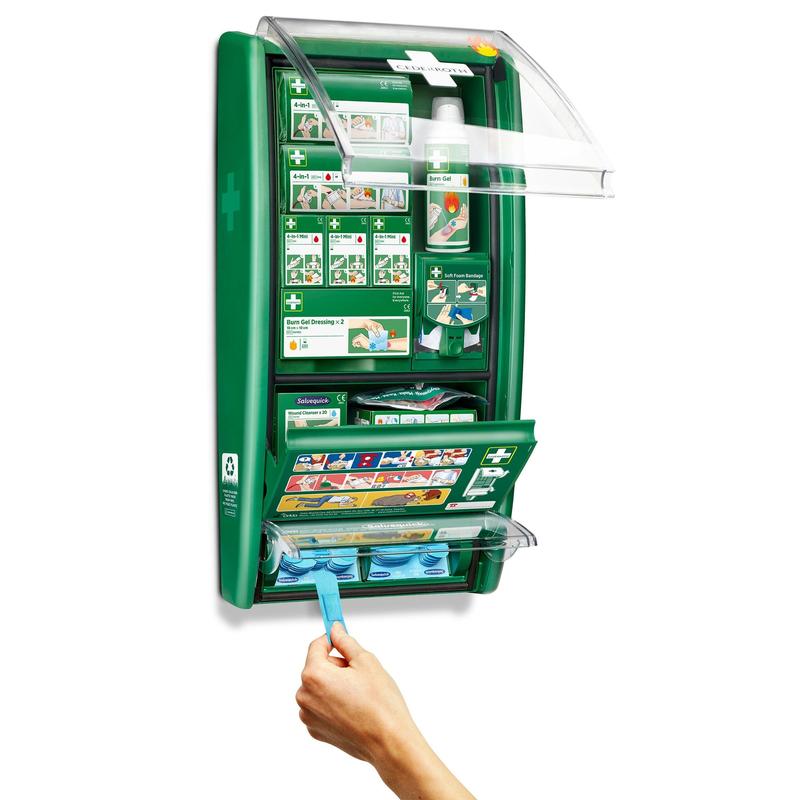 La stazione di primo soccorso & ustioni Cederroth di Orkla Wound Care AB è un set verde montato a parete con scomparti etichettati per bende, cerotti e gel per ustioni. Una mano estrae un panno blu dall'unità aperta, rivelando forniture ordinate e istruzioni chiare.